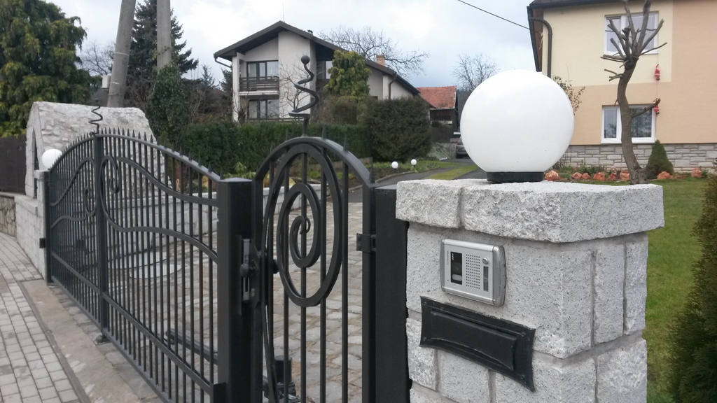 Zahradne svietidla Gu�a Globus PMMA plast